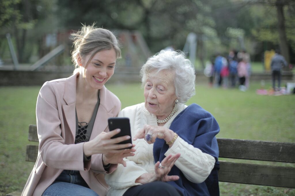 Wie Technologie die Kommunikation zwischen Familien und Pflege- und Betreuungskräften verbessert