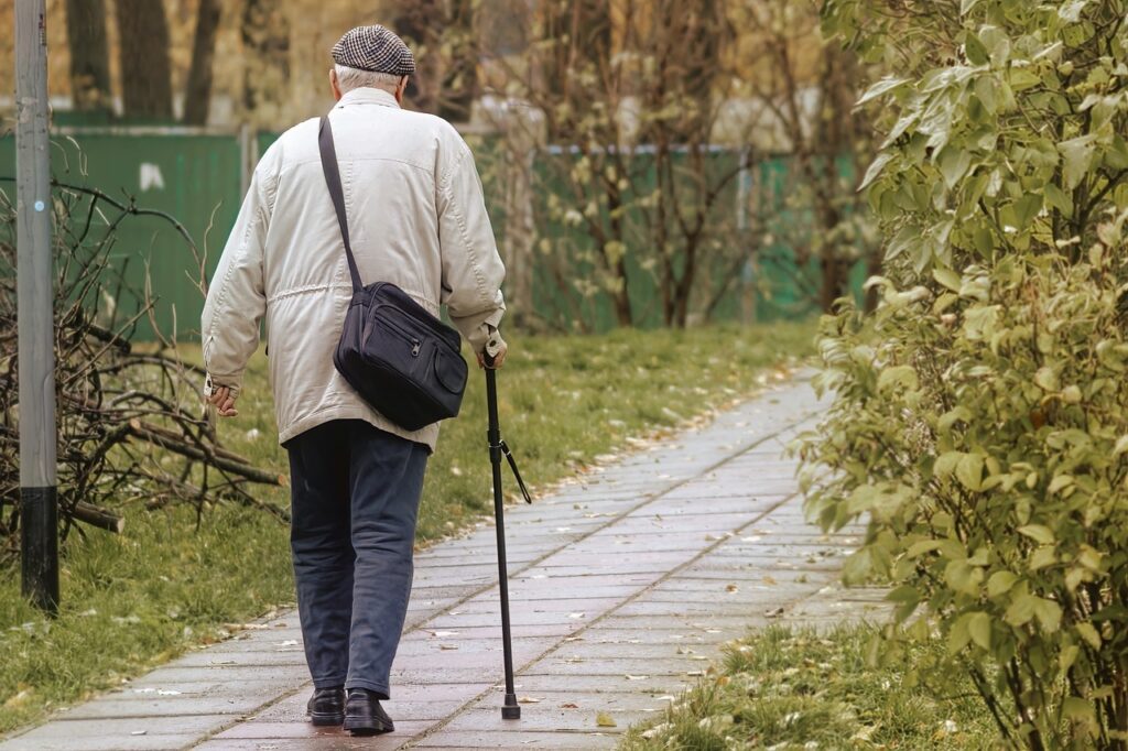 Vital im Alter: Die Vorteile des Spazierengehens für Senior:innen mit 24-Stunden-Betreuung