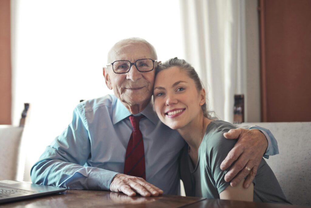 Vereinbarkeit von Beruf und Pflege: 10 hilfreiche Tipps für pflegende Angehörige